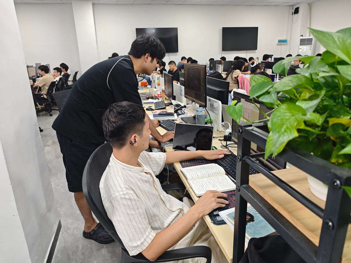 老师指导学员场景