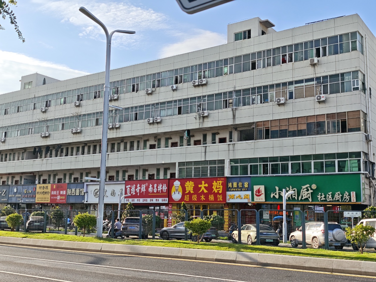 周边小吃一条街
