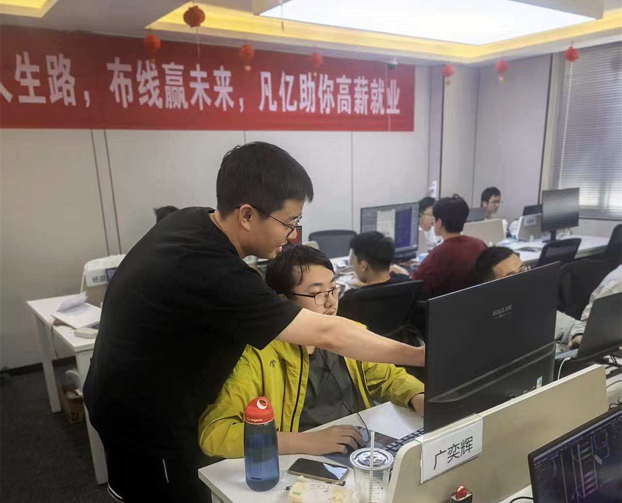 老师指导学员画板设计